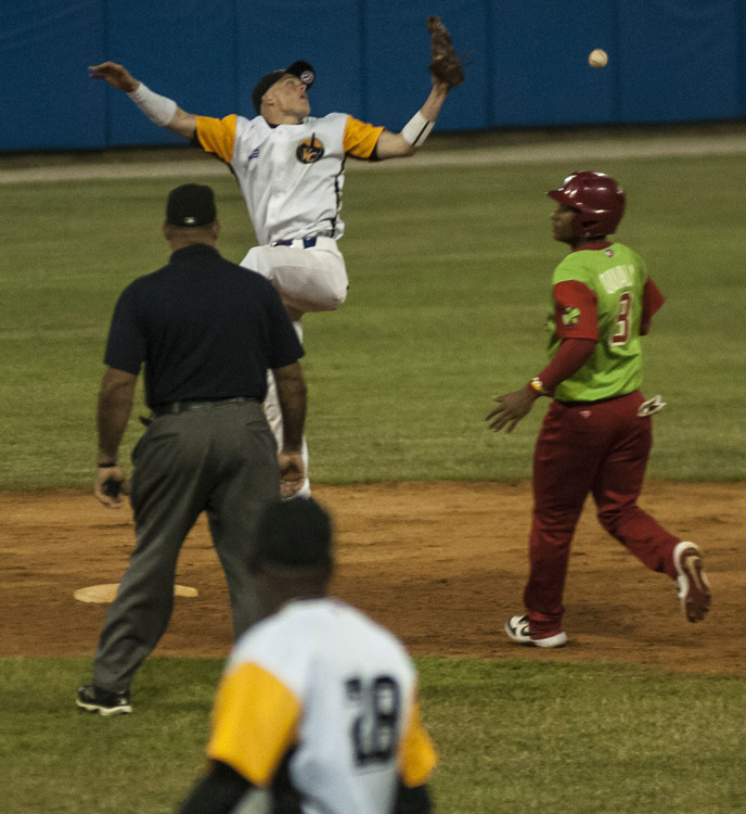 Cuarto juego Las Tunas-Villa Clara. Foto: José Raúl Rodríguez Robleda