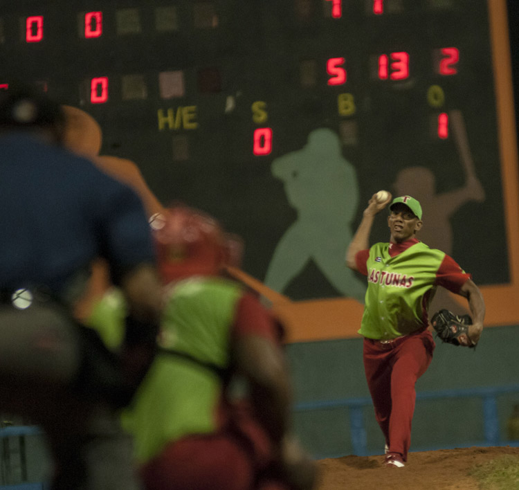 Yoalkis Cruz, tercer juego salvado en la final. Foto: José Raúl Rodríguez Robleda