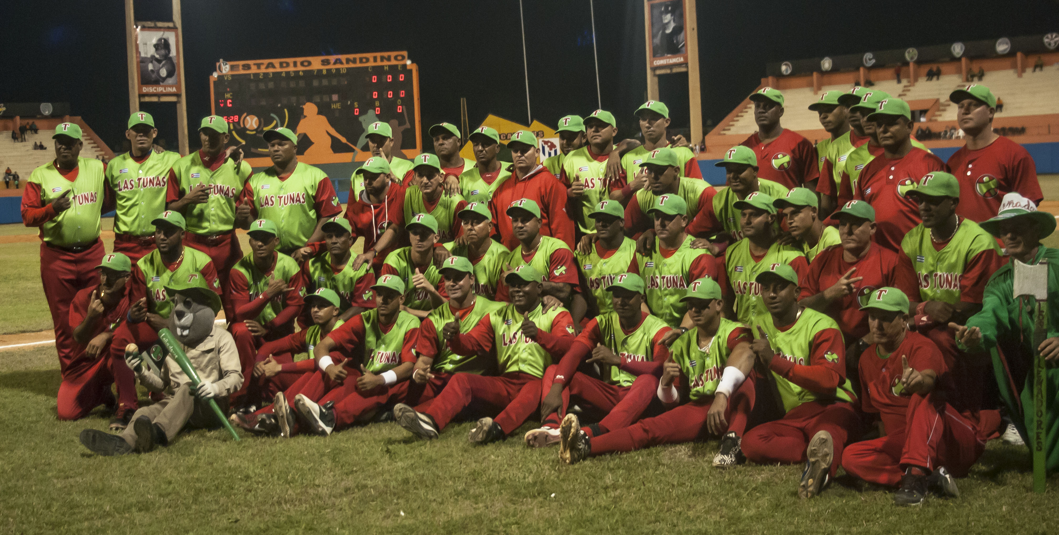 Equipo de Las Tunas, campeón de la 58 Serie Nacional de Béisbol. Foto: José Raúl Rodríguez Robleda.