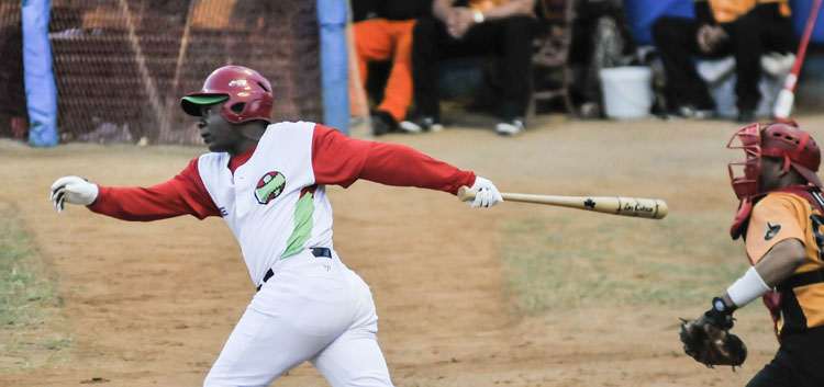 Danel Castro bate{o de 5-2 y empujó cuatro con jonrón incluido. Foto José Raúl Rodríguez Robleda