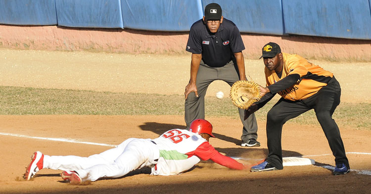 Las Tunas- Villa Clara en la final del béisbol. Foto José Raúl Rodríguez Robleda