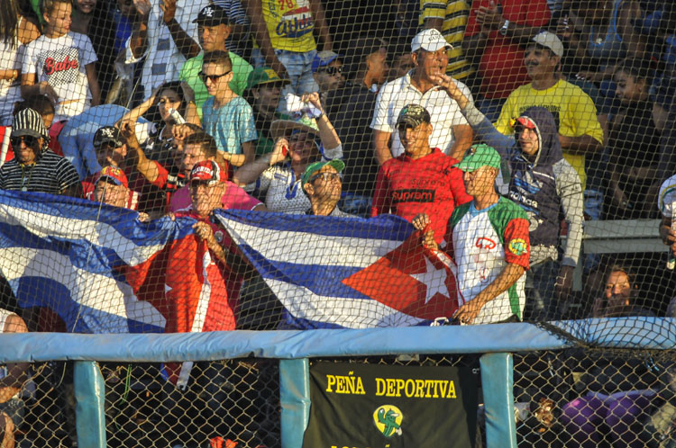 La afición disfruta de lo lindo la final beisbolera en el estadio Julio Antonio Mella. Foto José Raúl Rodríguez Robleda