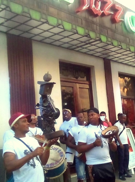 En las calles de Santiago de Cuba el Festival mostró el amplio abanico de fusiones del jazz, que esta vez se mezcló con rumba y conga. | foto: De la autora
