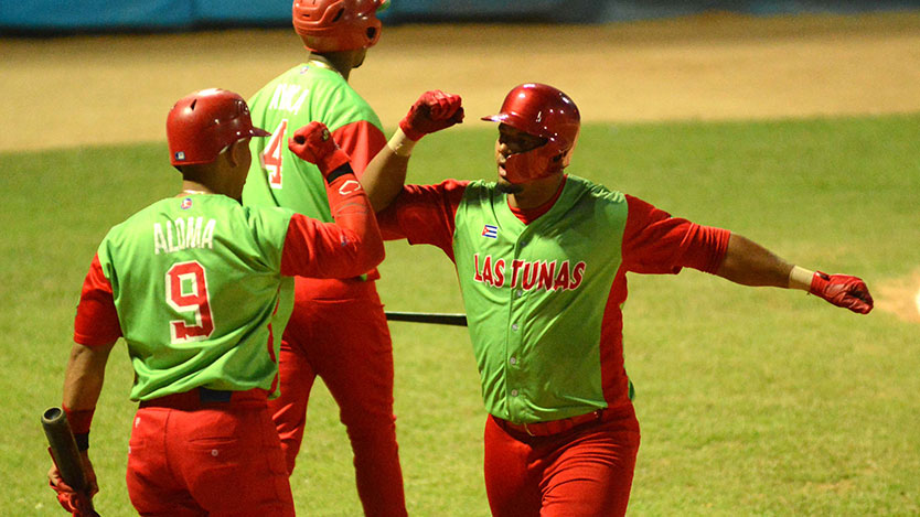 Yosvani Alarcón pegó jonrón en el tercer juego frente a Ciego de Ávila. Foto: Osvaldo Gutiérrez.