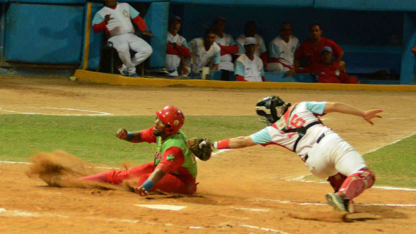 Excelente out en home. Tercer juego Las Tunas-Ciego de Ávila. Foto: Osvaldo Gutiérrez.