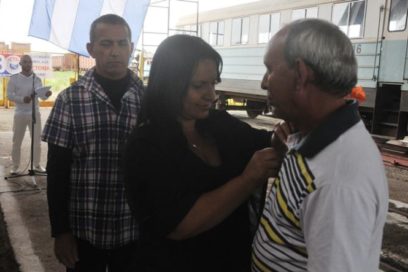 Los trabajadores ferroviarios honran a Fidel