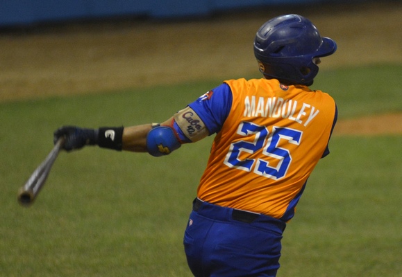Yordan Manduley, jonronero en el cuarto partido del play off. Foto: Arelys María ECHEVARRIA RODRIGUEZ