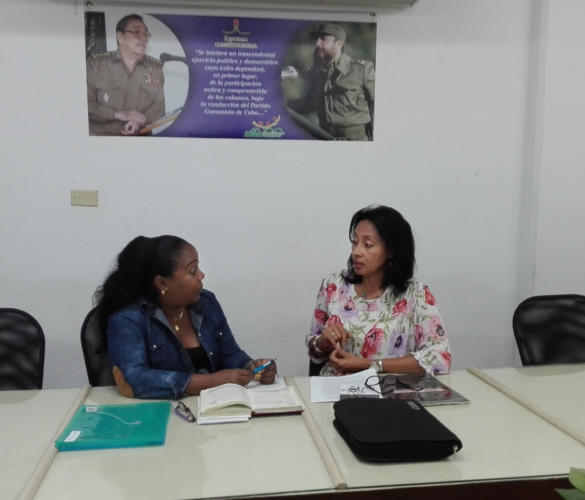 De izquierda a derecha, Mariela Camacho Caballero y Niurka M. González Orberá. Foto: Alina M. Lotti