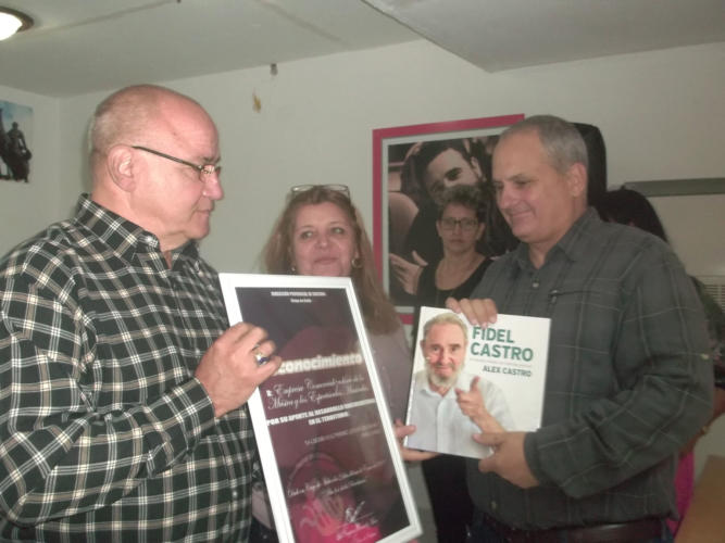 Orlando Pino (a la derecha) recibió el reconocimiento por los relevantes resultados de Musicávila durante el año 2018. Foto: Josél Luis Martínez Alejo