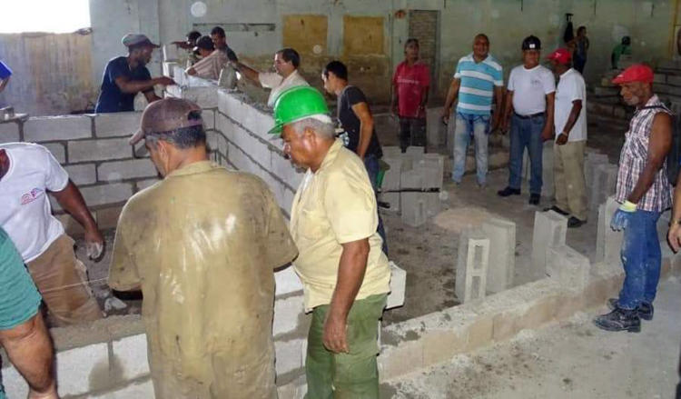 Jornada de trabajo en la construcción de viviendas. Foto: Cortesía de la dirección del Contingente.