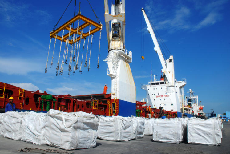 Exportar más e importar menos: clave para el avance económico. Foto: Modesto Gutiérrez, ACN