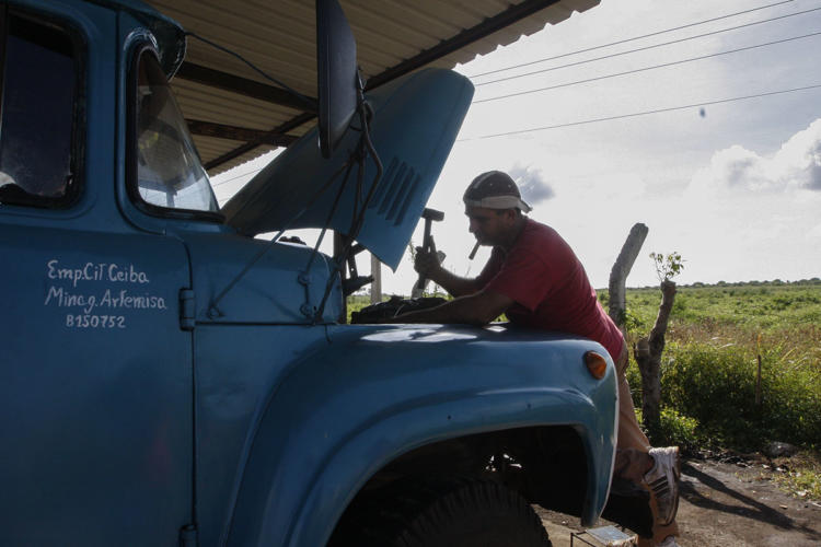 Las invenciones de los mecánicos mantienen el reducido parque de camiones. Foto: René Pérez Massola