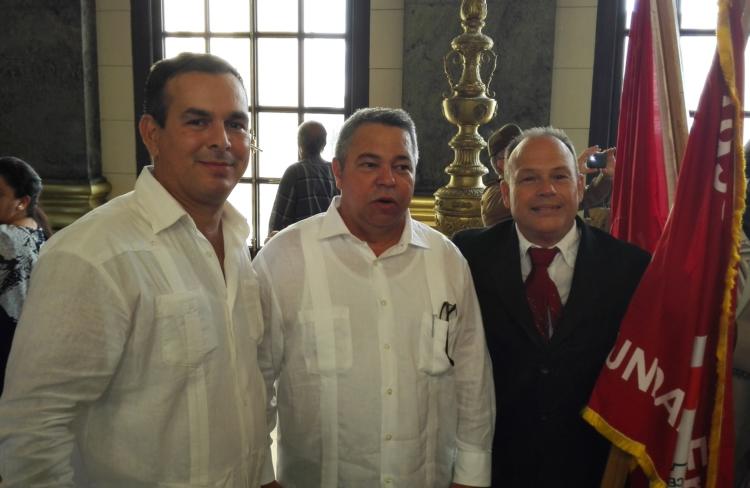 De izquierda a derecha el ingeniero Navarro Díaz, director de Retomed, junto a Ulises Guilarte De Nacimiento, secretario general de la CTC; y Alejandro Ferrán, secretario general del buró sindical. Foto: Cortesía de Retomed