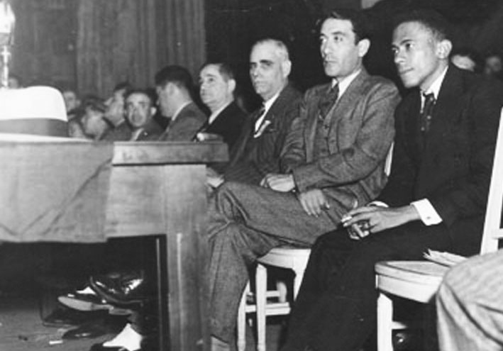 Lázaro Peña en la presidencia de la noche inaugural del Congreso, junto a Vicente Lombardo Toledano, secretario general de la Confederación de Trabajadores de México (CTM) y de la Confederación de Trabajadores de América Latina (CTAL).