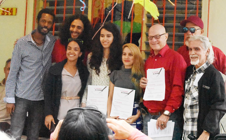 Los premiados con sus diplomas, junto a miembros del Jurado y de la Presidencia del Grupo Ala Décima. Foto: Tamara Gispert.