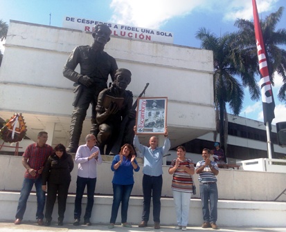El colectivo del periódico Escambray recibió múltiples reconocimientos en el aniversario 40 de su fundación. Foto: de la autora