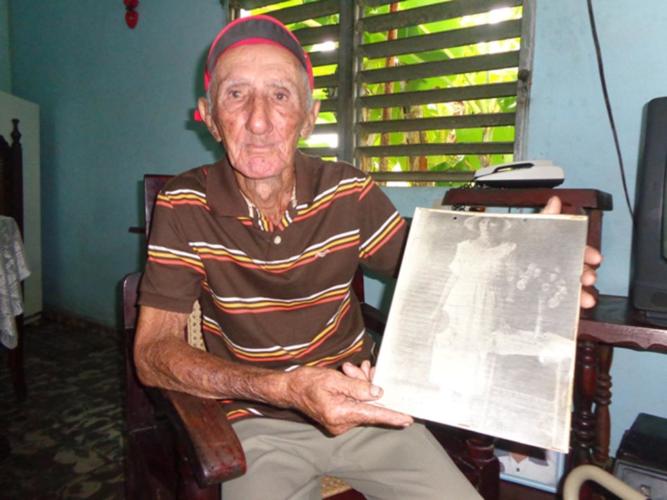 José Batista guarda celosamente una foto de Lina Ruz, a quien consideraba como su madre. Foto: Lianne Fonseca Diéguez