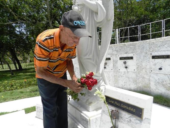 Por más de 55 años, el venerable anciano ha depositado flores sobre el panteón de la familia Castro Ruz y velado por su lozanía. Foto: www.radioguaimaro.icrt.cu