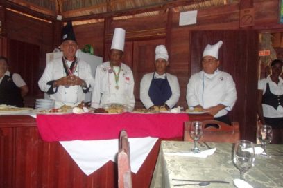 Un plato, un juego de softbol y un maratón por los 60 de Adelante