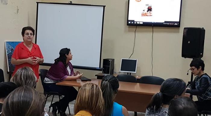 Las periodistas Alina Martínez Triay y Ariadna Pérez Valdés, del semanario Trabajadores, presentan la experiencia de la Separata Economía, en el Taller Nacional de Prensa Escrita que se desarrolla en Camagüey, como parte de los festejos por el aniversario 60 del rotativo Adelante. Foto: Tomada del muro de Facebook de Miozotis Fabelo Pinares.