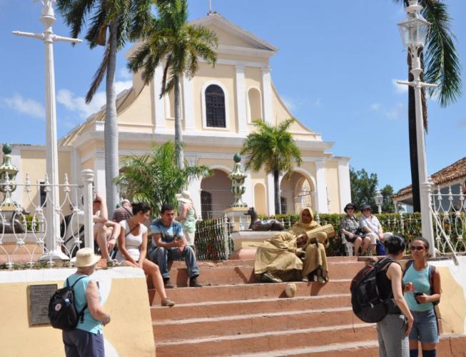 Cientos de cubanos y extranjeros dejan sus huellas diariamente en las calles empedradas del centro histórico de Trinidad.