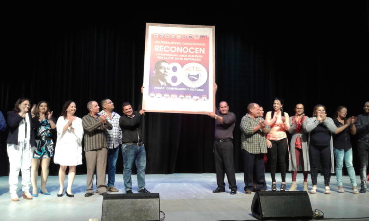 Los trabajadores reconocieron la labor de la CTC en Camagüey. Foto: Gretel Díaz Montalvo