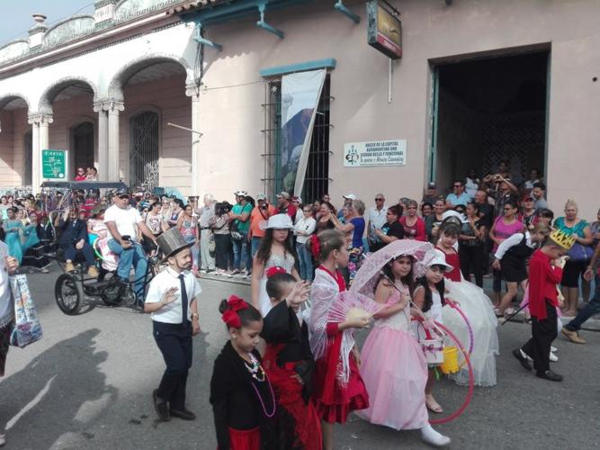 Los pequeños homenajearon a Martí de la mejor manera que saben, siendo niños. Foto: Jorge Luis Moreira Massagué