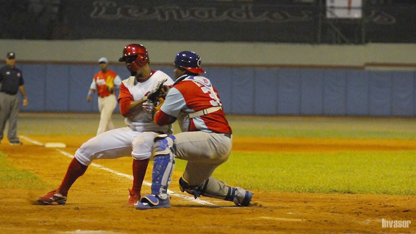 Yosvani Alarcón es puesto out en home durante el primer juego entre Las tunas-Ciego de Ávila. Foto: INVASOR