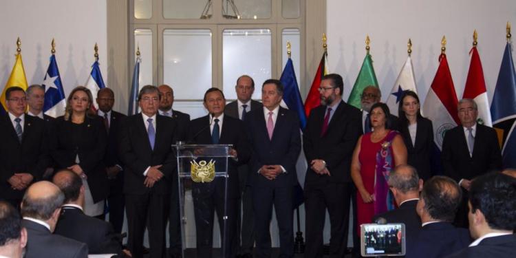 El Grupo de Lima da continuidad a la tradición vasalla de ciertos gobiernos de antaño que se alinearon con EE. UU. y su instrumento imperial en la región (la OEA), en detrimento de los verdaderos intereses de los pueblos latinoamericanos. En la foto, el canciller peruano Néstor Popolizio (al centro) y sus pares en la reunión de enero de este año. Foto: EFE