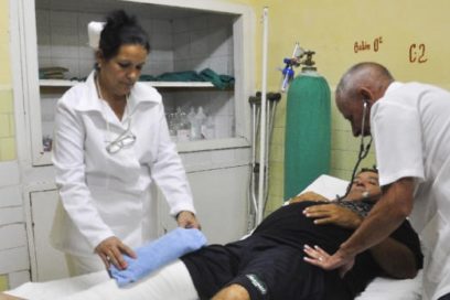 Dirigentes cubanos felicitan a médicos y enfermeras de la familia