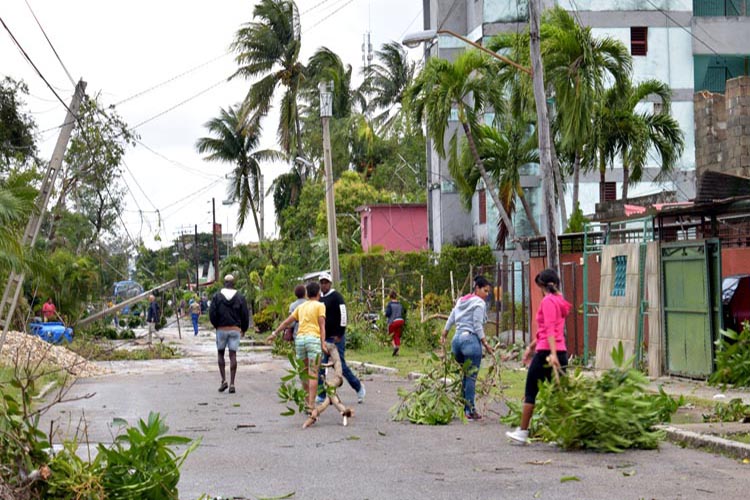 Temprano los habitantes del Martí se sumaron a la recuperación.