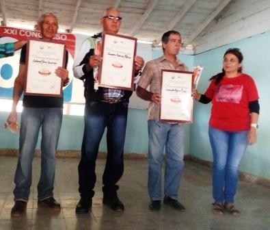Durante la celebración por el aniversario 80 de la CTC en Sancti Spíritus fueron reconocidas las entidades y trabajadores sierpenses más destacados durante el pasado año. Foto: Yulieki Obregón