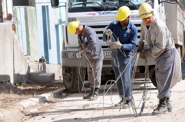 Trabajadores de la empresa eléctrica durante las labores de recuperación, luego del paso de un tornado por algunos municipios de la capital. Foto: Omara García Mederos