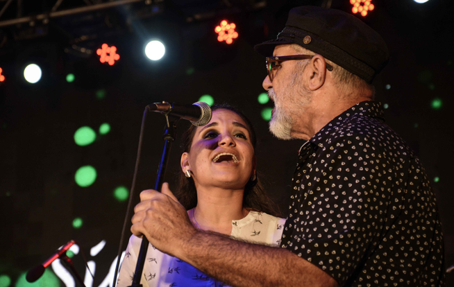 La cantante Annié Garcés (I) y Andrés Ordaz Aguilera (Pepe), en concierto por la victoria organizado por la Unión de Jóvenes Comunistas (UJC) y el Ministerio de Cultura (MNCULT), en la escalinata de La Universidad, en La Habana, Cuba, el 25 de febrero de 2019. ACN FOTO/Ariel LEY ROYERO