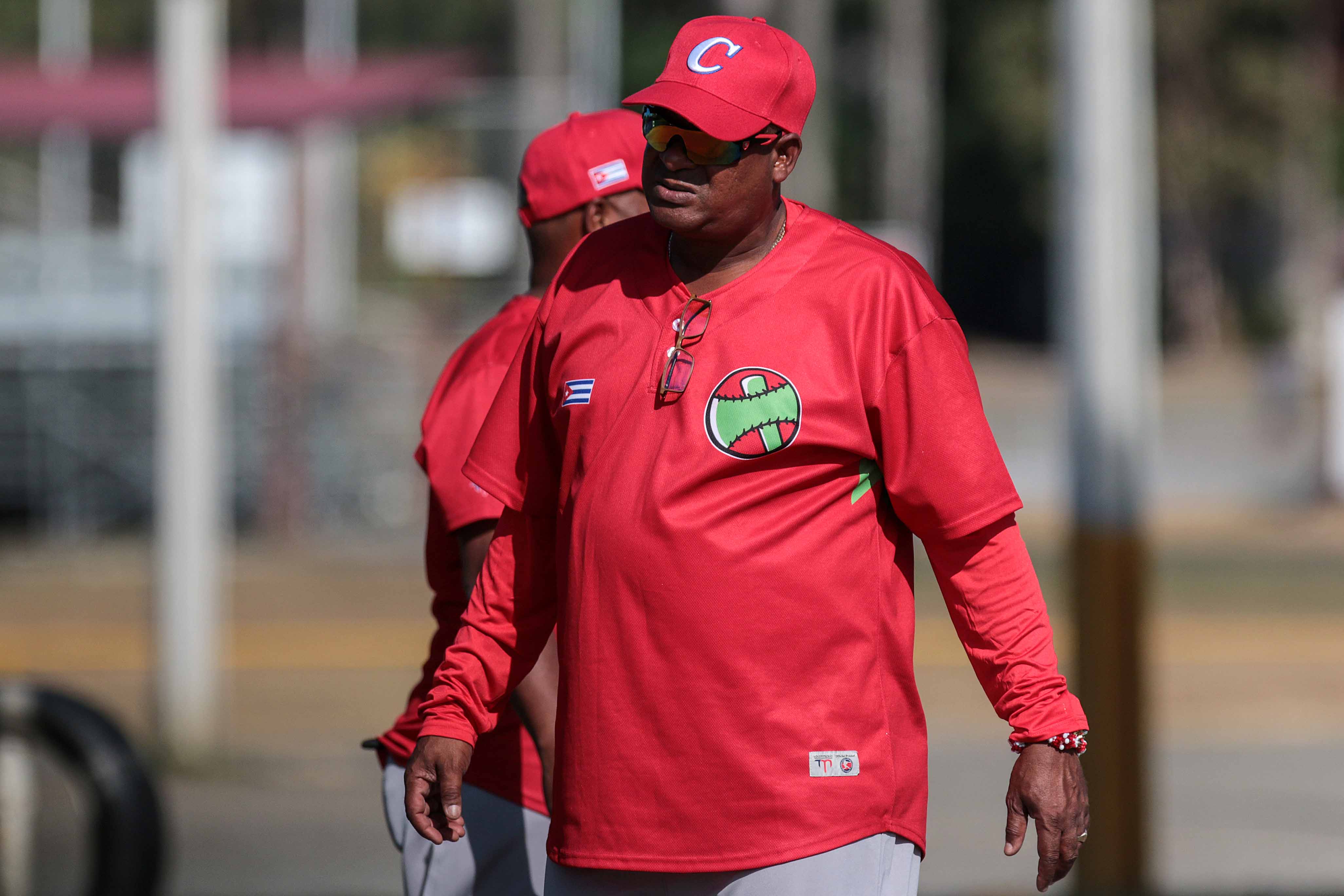 El DT Pablo CIvil durante el entrenamiento los Leñadores de Las Tunas, en la Ciudad de Panamá. Foto Roberto Morejon Rodriguez / Perodico JIT