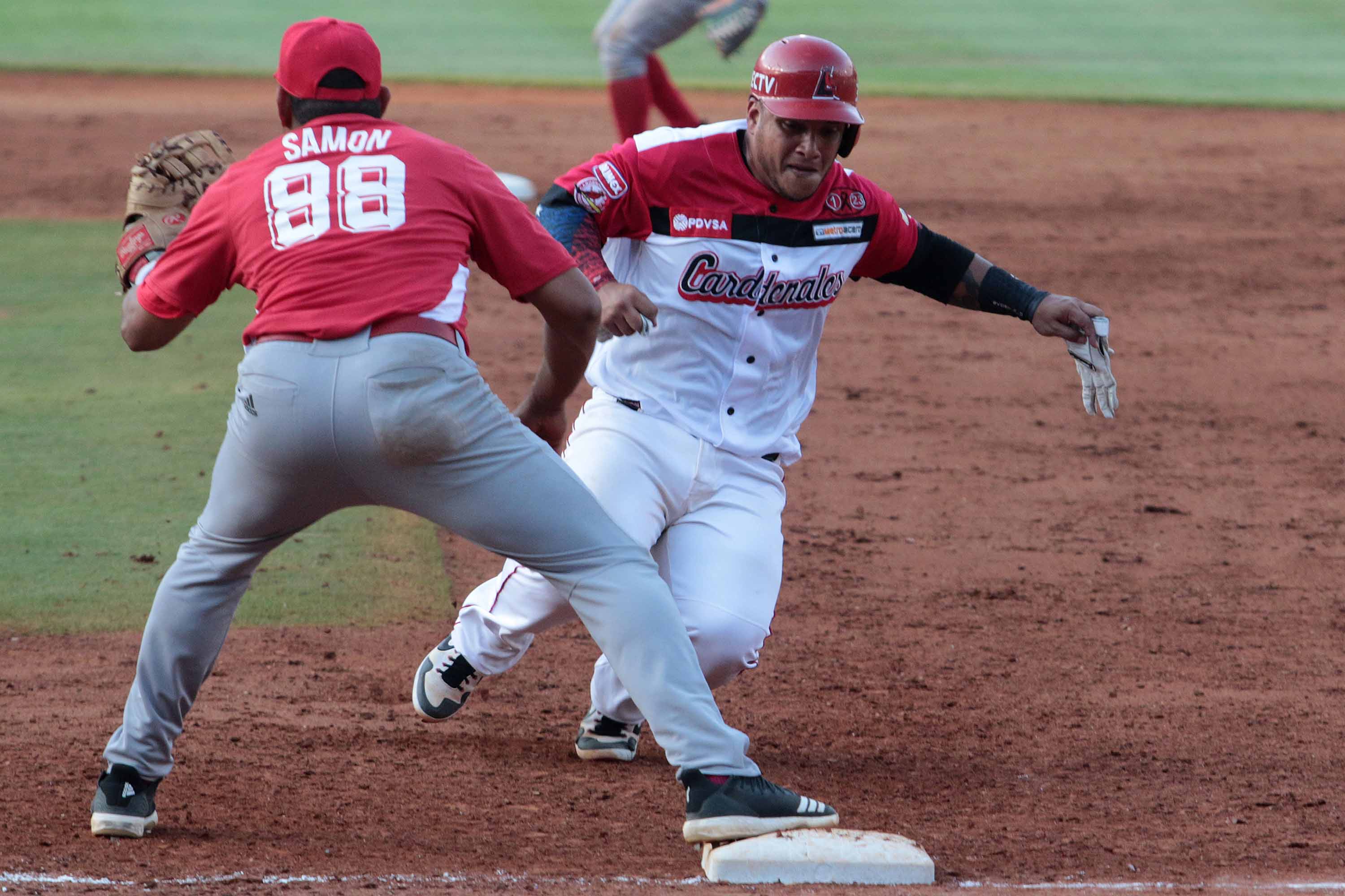 Leñadores de Las Tunas versus Cardenales de Lara. Foto Roberto Morejón Rodríguez / Periódico JIT