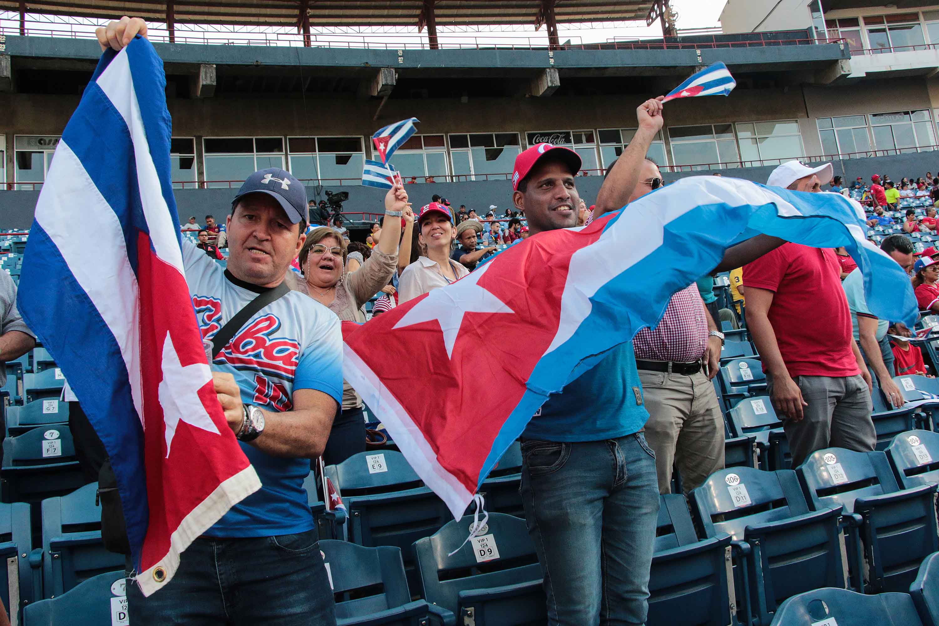 Buena cantidad de cubanos apoyando a su equipo.Foto Roberto Morejón Rodríguez / Periódico JIT