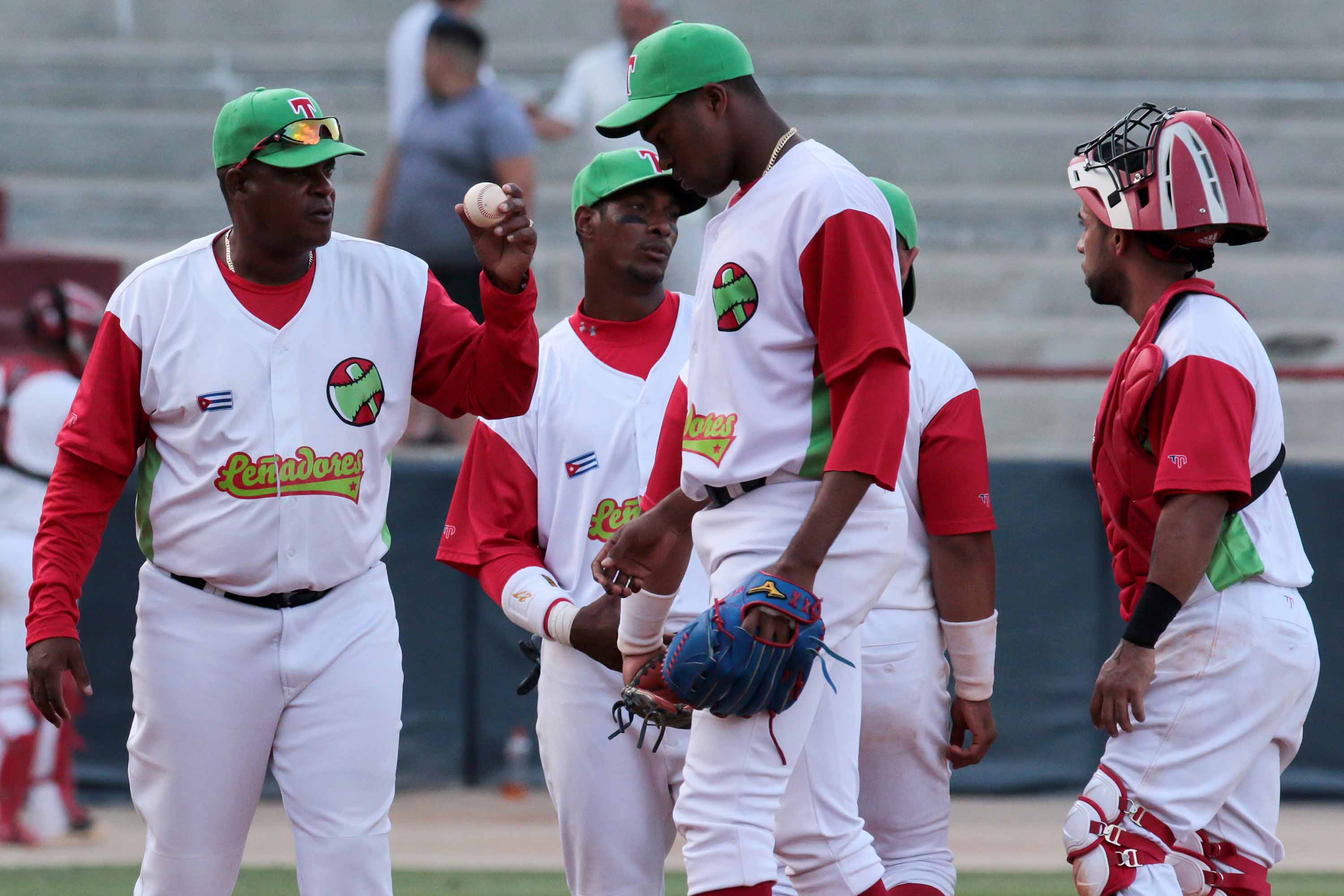 Pablo Civil DT de los Leñadores de Las Tunas, de Cuba, durante el choque contra Cardenales de Lara, de Venezuela, en partido del grupo A de la edición 61 de Serie del Caribe de Béisbol, en el estadio Rob Carew, en Ciudad de Panamá, Panamá, el 9 de febrero de 2019. Foto Roberto Morejón Rodríguez / Periódico JIT