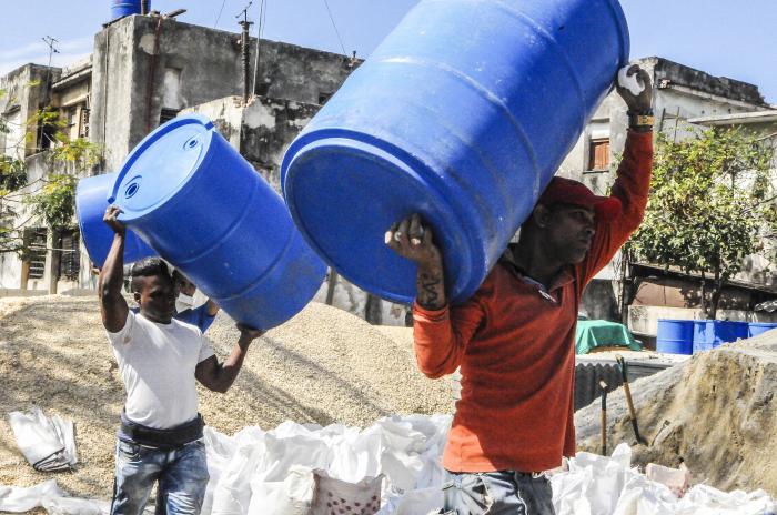 Durante la jornada de este martes se ha trabajado para crear condiciones que posibiliten extender el horario de venta en las tiendas de materiales de la construcción. Foto: Dunia Álvarez Palacios