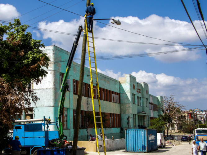 Labores de recuperación en la escuela primaria, Alfredo Miguel Aguayo, del municipio de Diez de Octubre, en la Habana, Cuba, el 21 de febrero de 2019. Foto: Abel Padrón Padilla