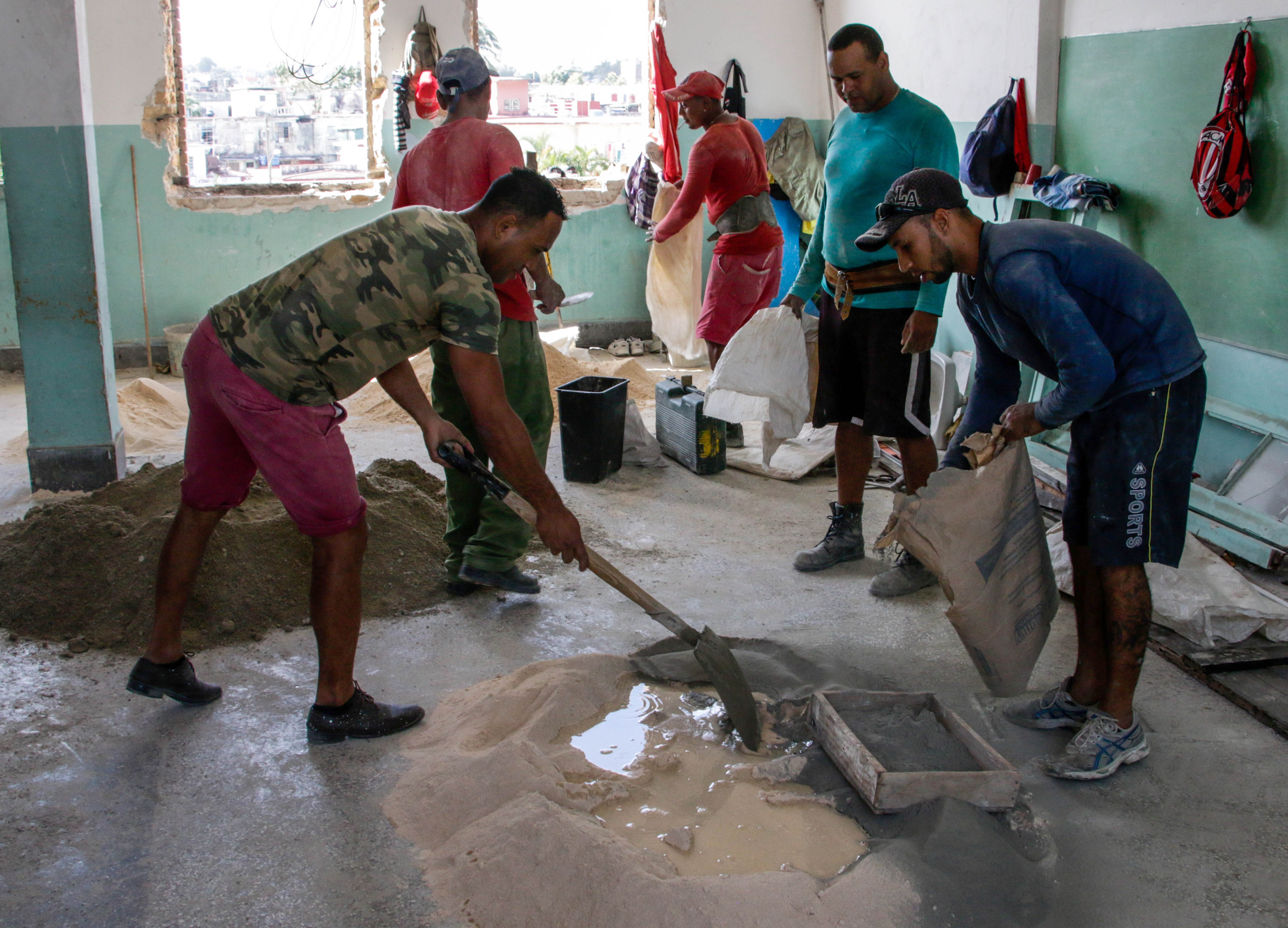 Salta a la vista el ajetreo a pie de obra en la escuela primaria Alfredo M. Aguayo, en la barriada de La Víbora. Foto: Abel Padrón Padilla