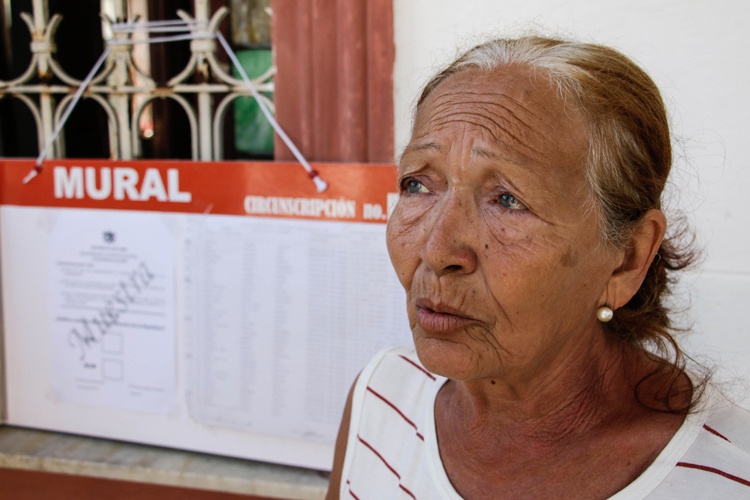 Damnificados ejercen su derecho al voto. Foto/Abel PADRÓN PADILLA