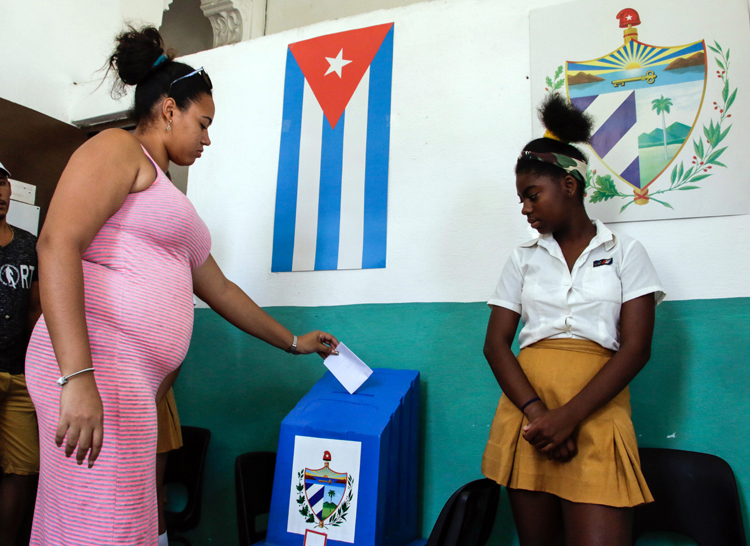 Damnificados ejercen su derecho al voto. Foto/Abel PADRÓN PADILLA