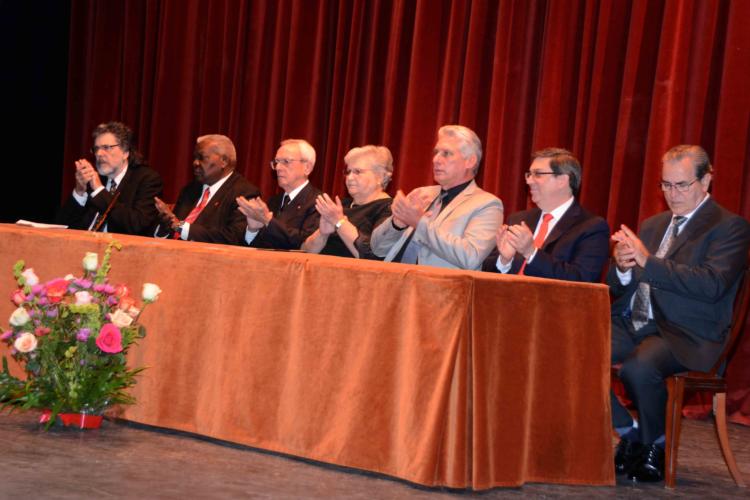 Recibe Eusebio Leal el Título Doctor Honoris Causa en relaciones internacionales, que concede el Instituto Superior de Relaciones Internacionales (ISRI) de Cuba, en el Teatro Martí.