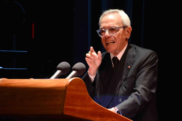 Recibe Eusebio Leal el Título Doctor Honoris Causa en relaciones internacionales, que concede el Instituto Superior de Relaciones Internacionales (ISRI) de Cuba, en el Teatro Martí.