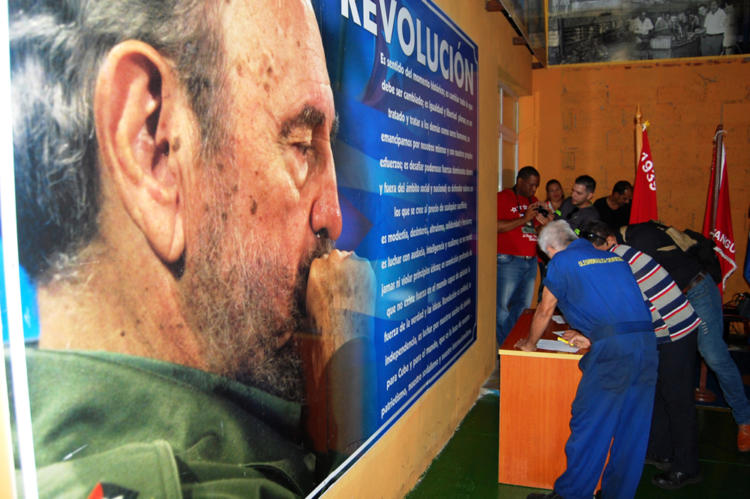 Los trabajadores de la empresa oleohidráulica José Gregorio Martínez, de Cienfuegos, rubricaron la planilla que oficializa el respaldo total al pueblo de Venezuela. / Foto: Barreras Ferrán