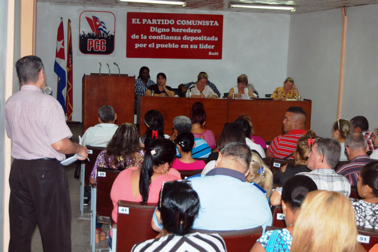 En el pleno del Comité Provincial de la CTC en Cienfuegos evaluaron la labor ejecutada y los resultados del pasado año. Foto: Barreras Ferrán