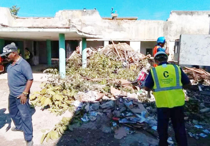 Los constructores se han mantenido de manera permanente en las labores de recuperación desde el primer momento. Foto: Osvaldo Rodríguez Marrero.