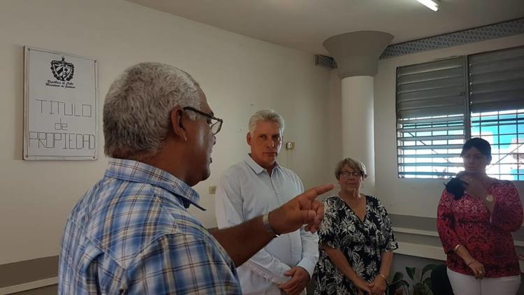 También visitó la Unidad de Servicios y Trámites en Güines, Mayabeque, única de su tipo en la provincia, de manera integrada, que facilita a la población, en un mismo lugar, realizar trámites relacionados con la vivienda, el registro civil, planificación física, registro de consumidores, entre otros. Foto: Angélica Paredes/ Facebook