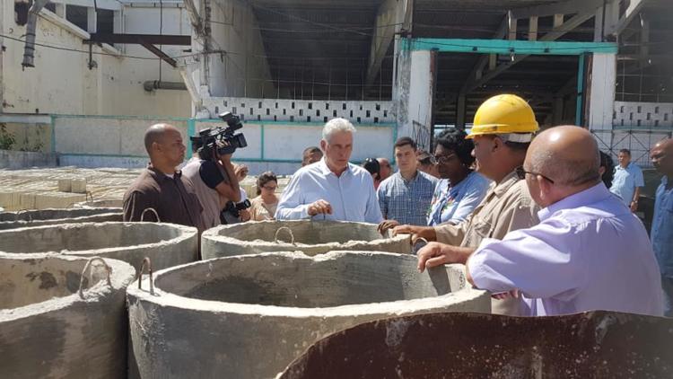 Hasta el Centro de Producción de Materiales de la Construcción de la industria local en San José de las Lajas, Mayabeque, llegó el presidente Díaz-Canel. Este centro, con sus producciones de tanques para almacenar agua, elementos de piso, pared y techo, así como bloques, es decisivo para la edificación de viviendas para el territorio. Foto: Angélica Paredes/ Facebook